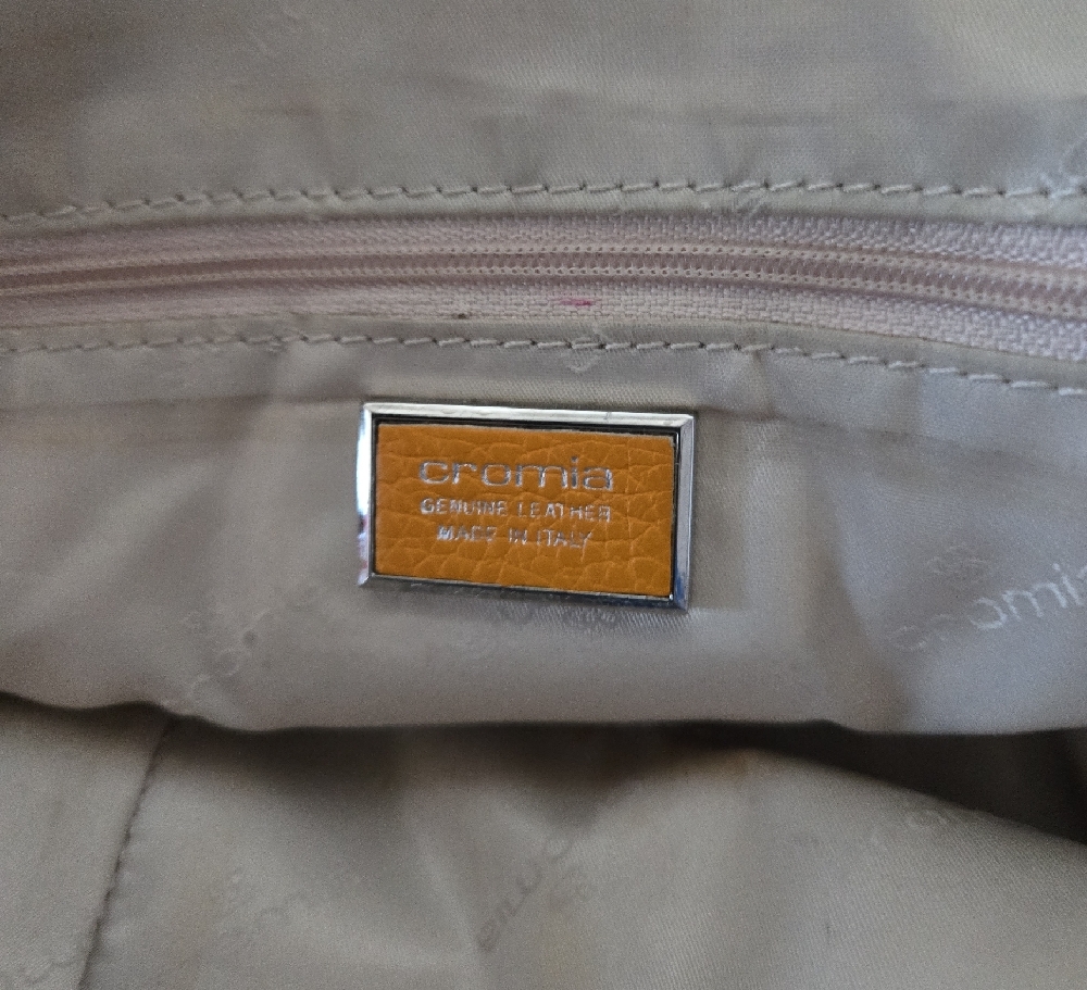 Cromia Stylish Leather Handbag 16"W X 12"H X 5" D - Picture 7 of 8